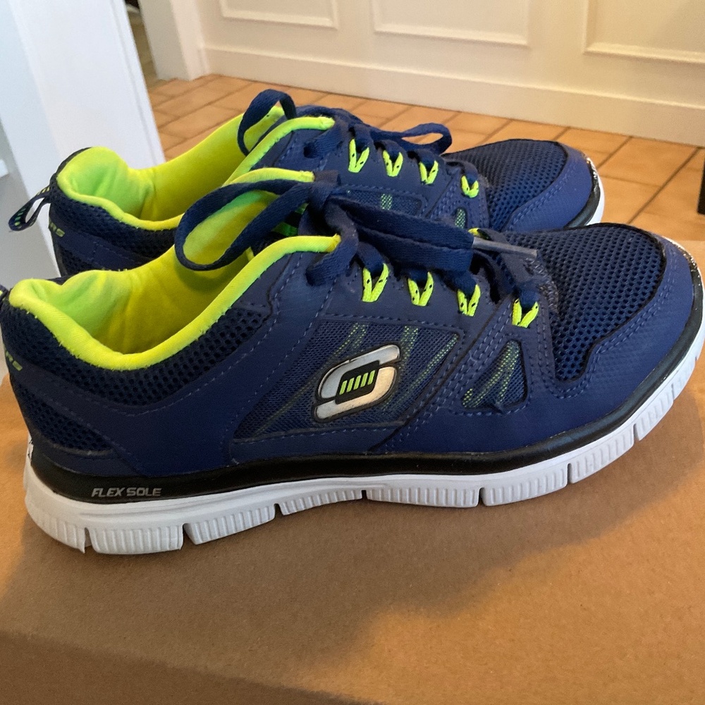 Sketchers boys runners - size 3Y